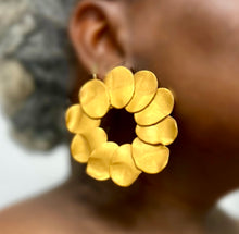 Load image into Gallery viewer, Brooks Petel Hoops (Gold)