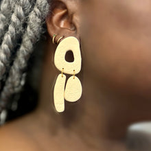 Load image into Gallery viewer, Vanessa Dangle Cream-We need a name!
